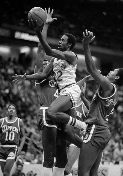 5 dicembre 1984: Rolando Blackman (22), in entrata tra James Donaldson (40) e Junior Bridgeman (2) durante Dallas Mavericks - Los Angeles Clippers (Ap)